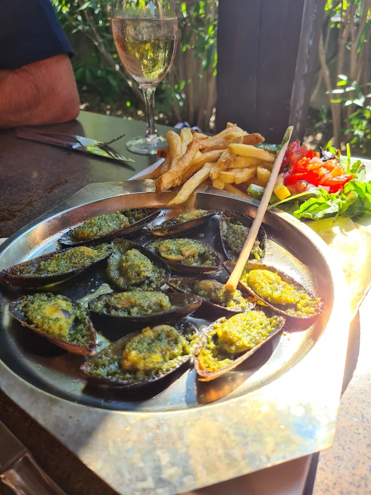 Moules farcies au persil, frites maison et salade