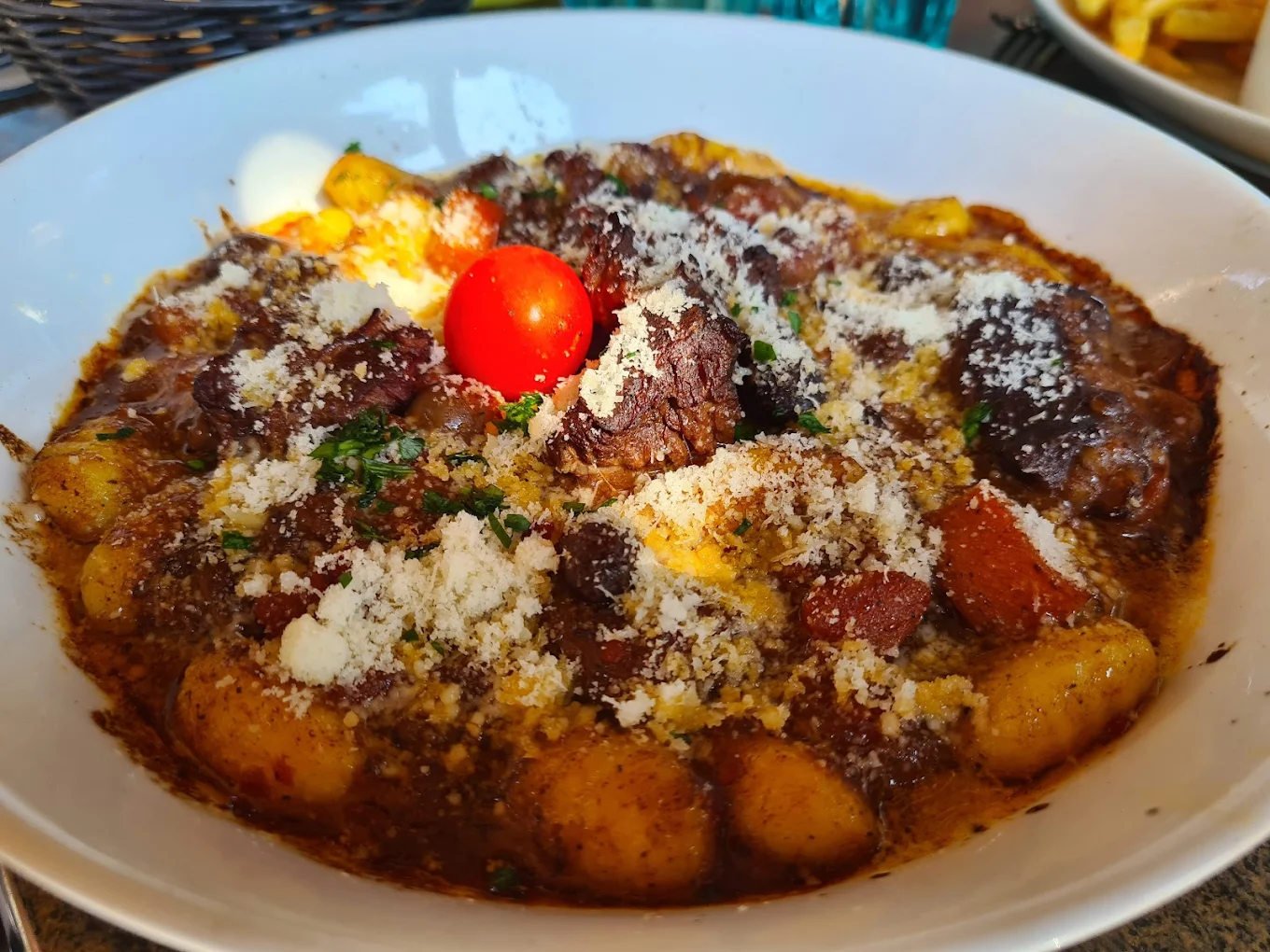 Plat de bœuf en sauce, gnocchi et parmesan