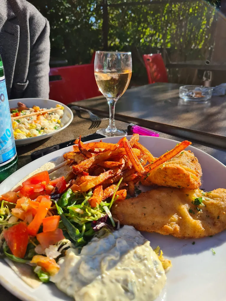 Fish and Chips, frites maison, salade et sauce tartare