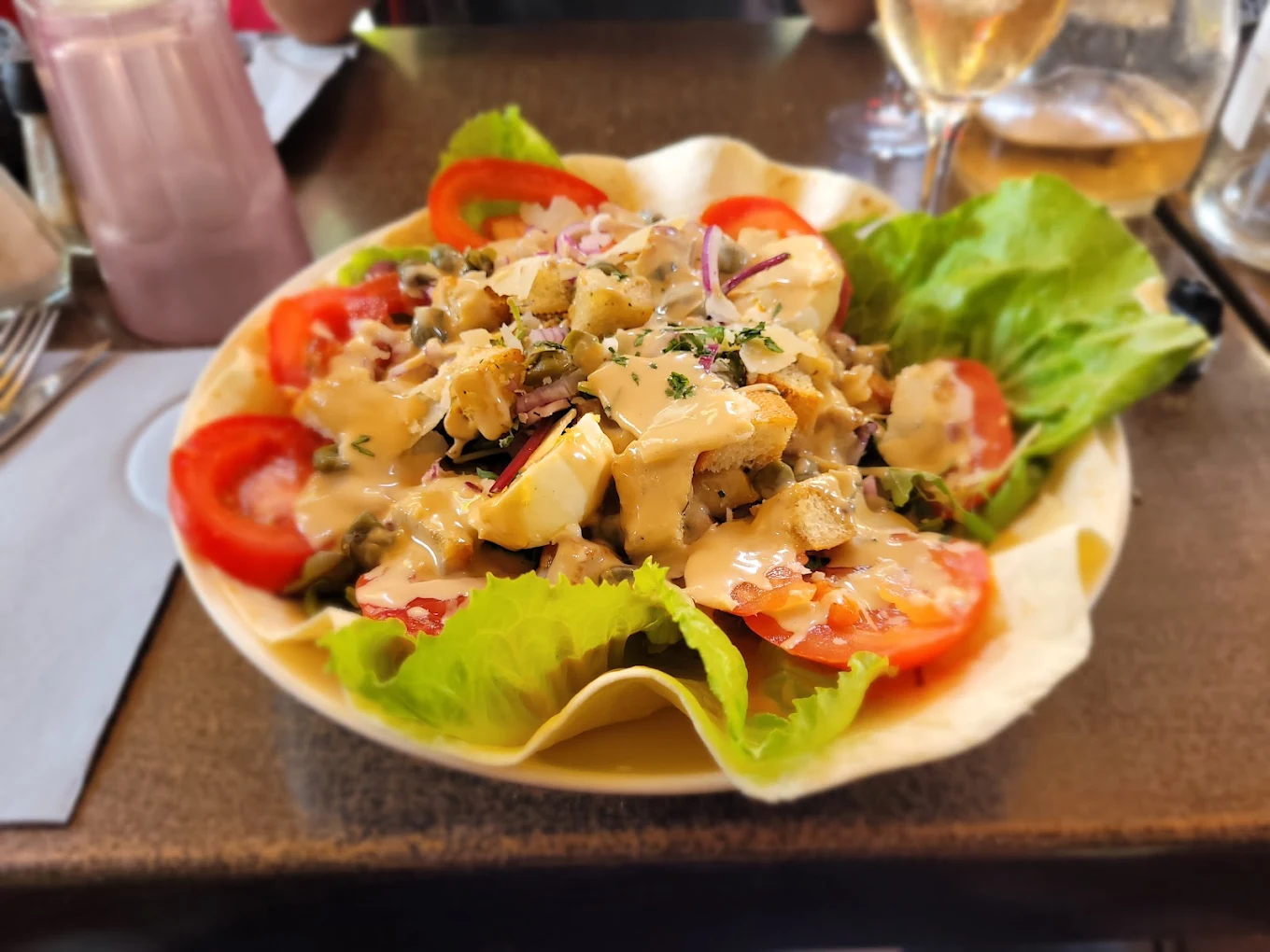 Salade Italienne, sauce crémeuse, croûtons et tomates