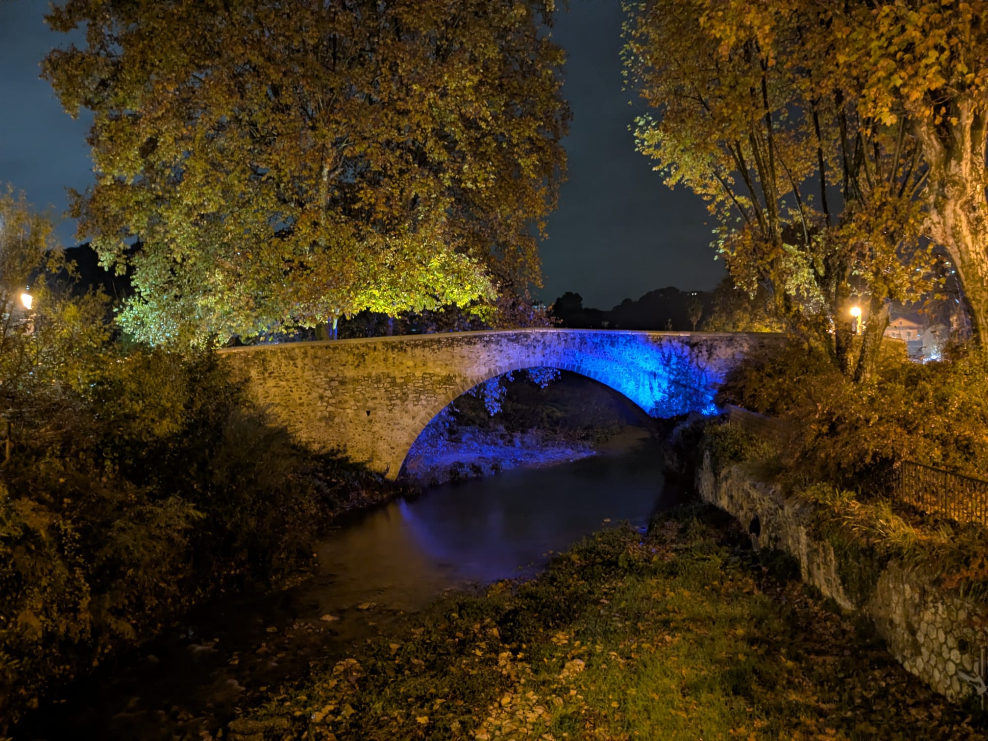 Le vieux pont de Biot, illuminé en bleu, à deux pas du restaurant